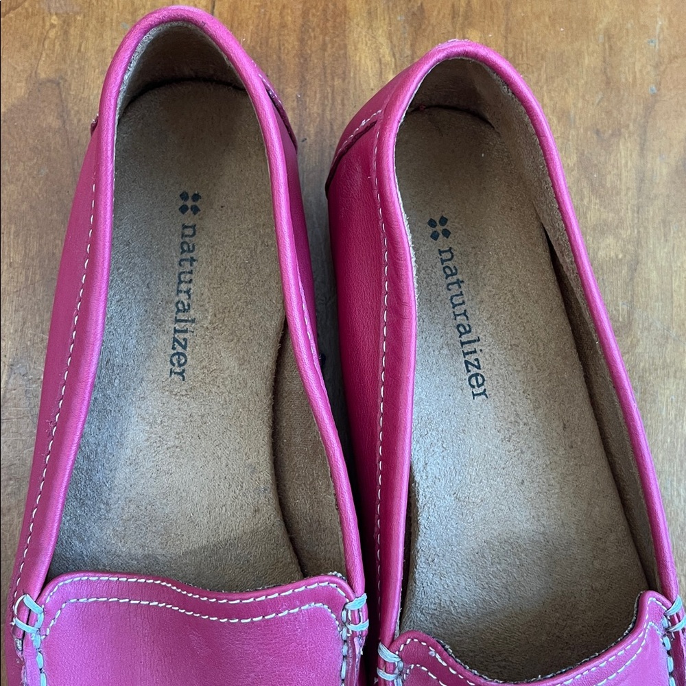 Naturalizer Simmons Coral Pink Leather Loafers w/Cushioned Suede Insoles.  7.5W - Picture 2 of 10
